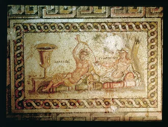 Akratos schenkt wijn in, van Belkis of Zeugma, Zuidoost-Turkije